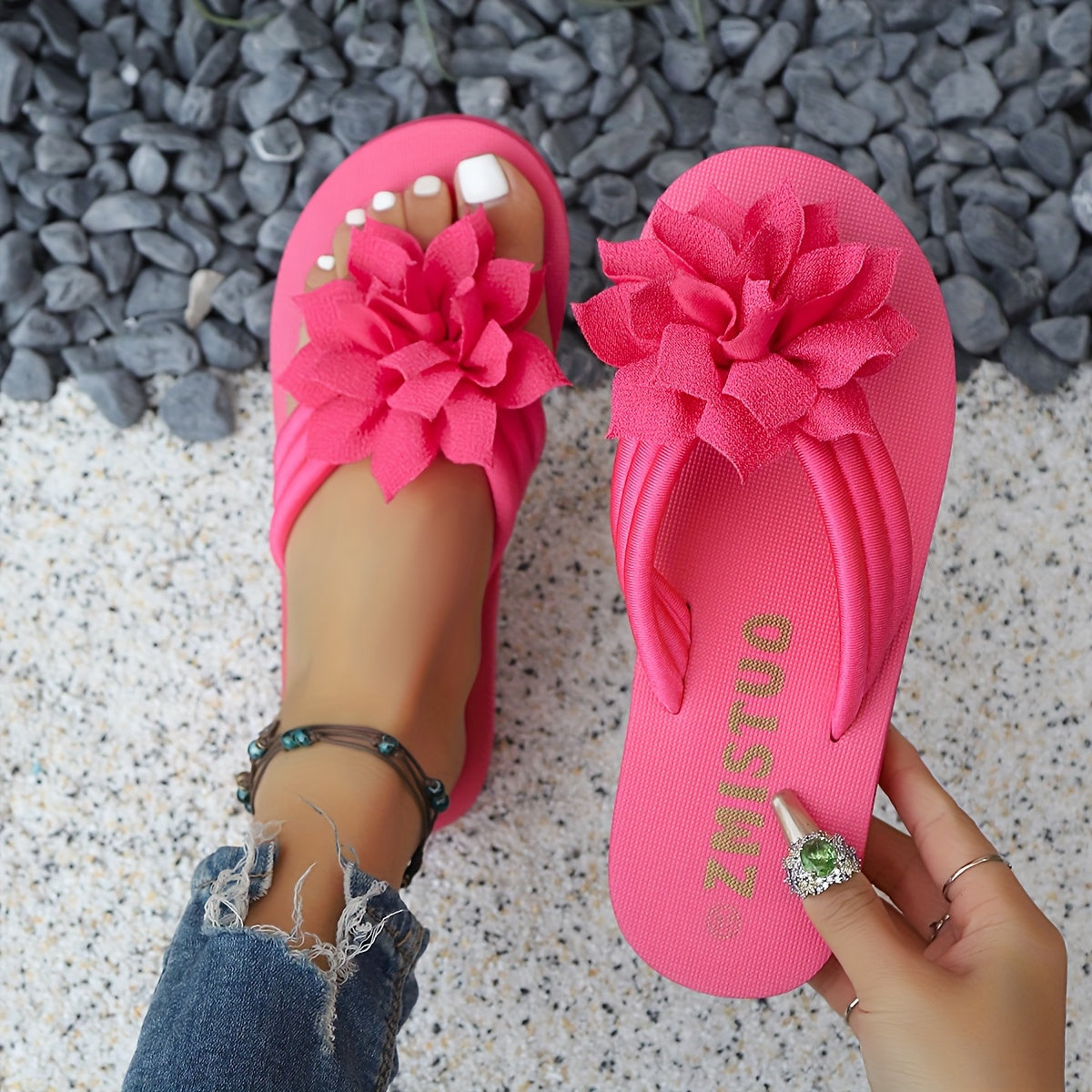 Women'S Plus-Size Floral Slip-Ons - Breathable Fabric with a Pink Flower Design, Comfortable Flat Soles Suitable for Indoor And Outdoor Walking, Home, And Casual Wear.