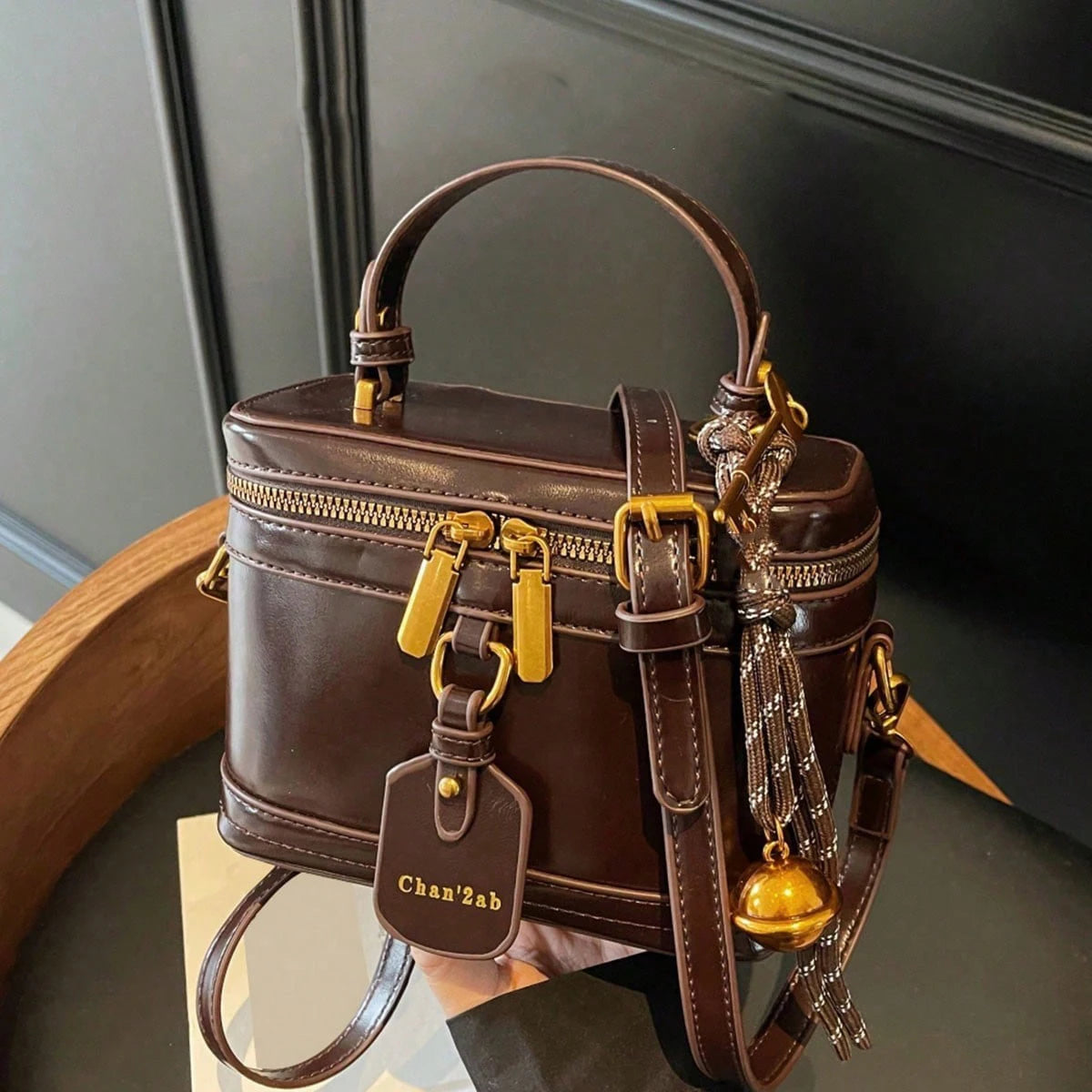 A stylish handbag with a niche design, a retro, exquisite and elegant daily all-match messenger bag.