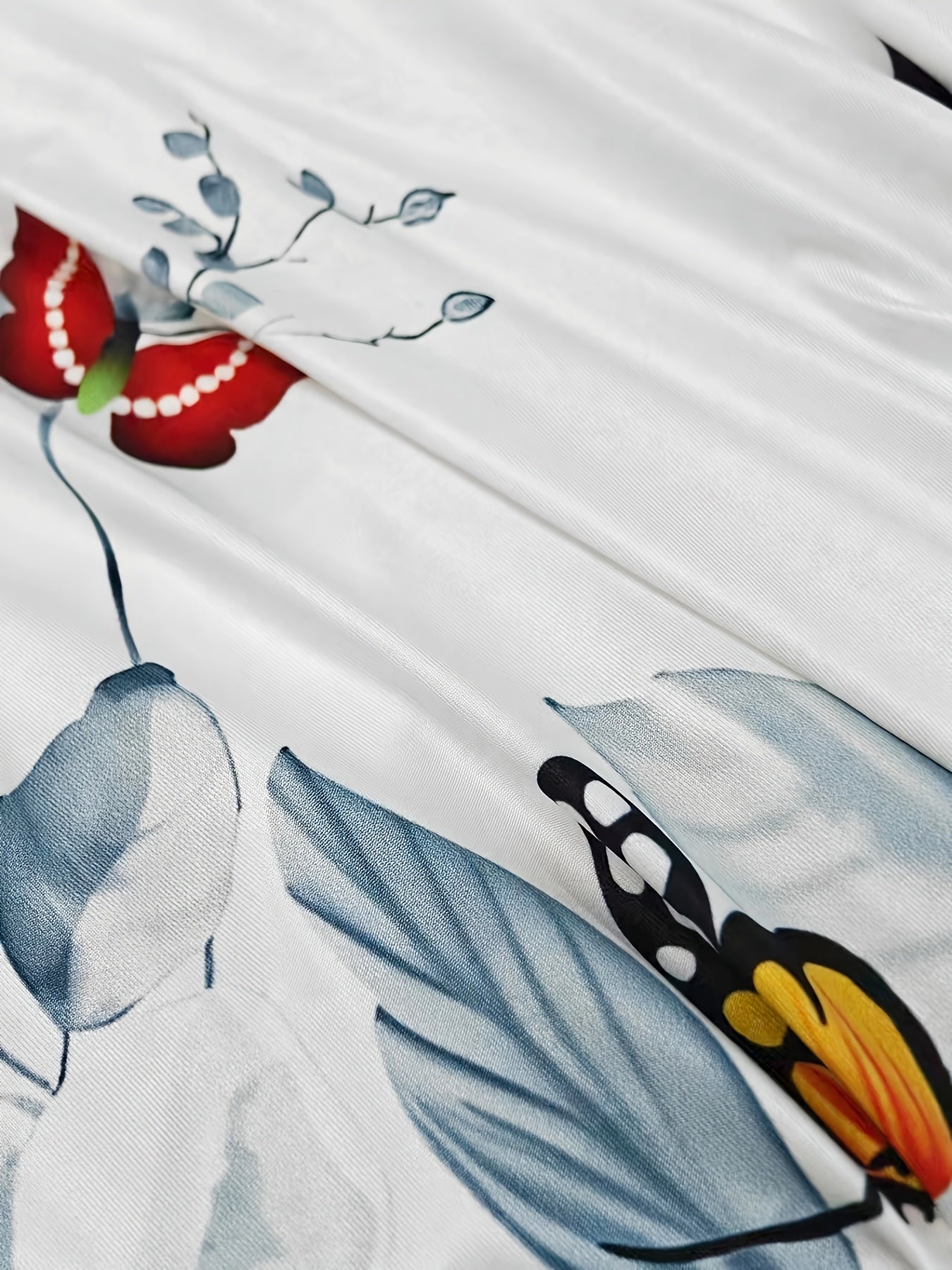 [Retro Print Dress] This fashionable Women's dress features a floral and butterfly print patchwork design. The cinched waist dress is elegant and retro
