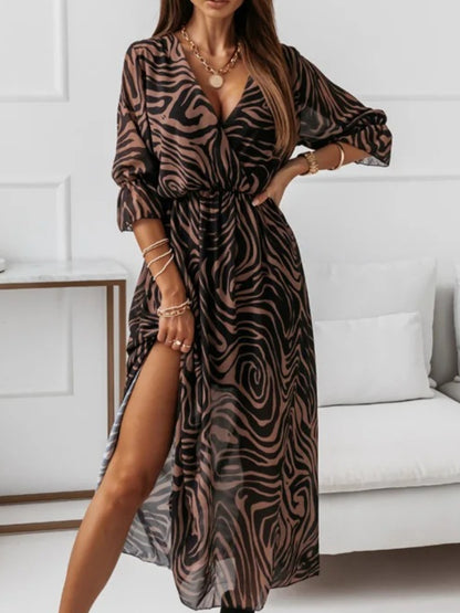 A Printed Dress with a V-Neck, Featuring a Slim Fit And a Side Slit That Brings a Lively Touch. The Elegant V-Neck Enhances Sophistication, While The Slim Design Accentuates The Silhouette. The Printed Elements Add Charm