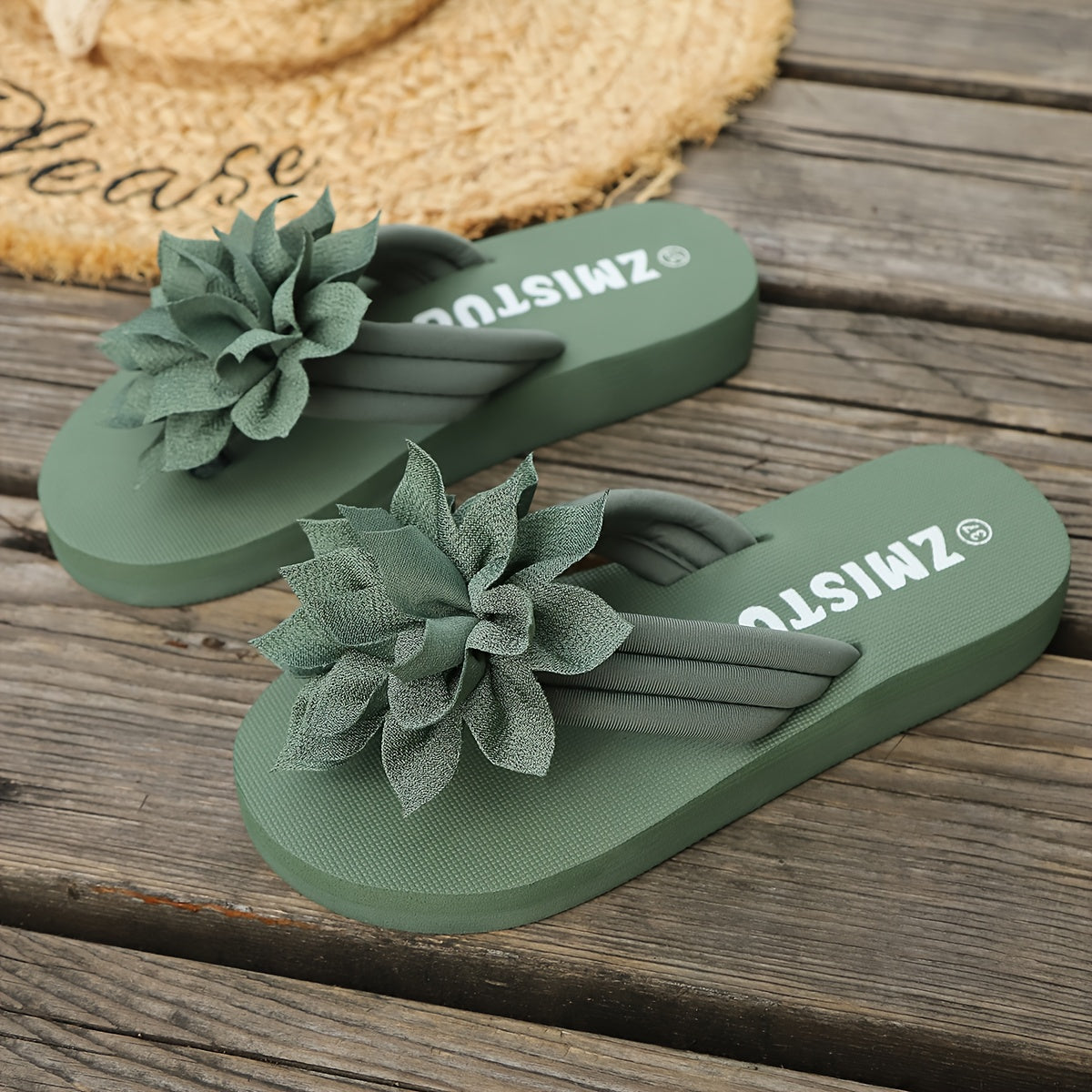 Women'S Plus-Size Floral Slip-Ons - Breathable Fabric with a Pink Flower Design, Comfortable Flat Soles Suitable for Indoor And Outdoor Walking, Home, And Casual Wear.