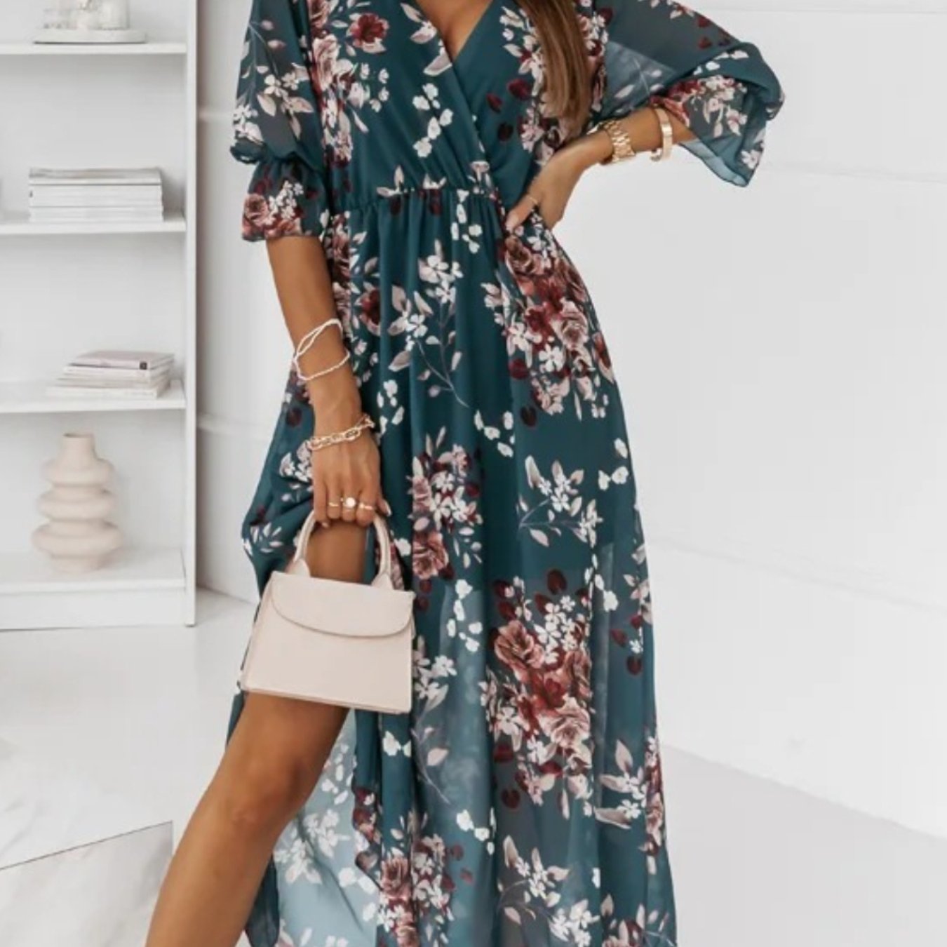 A Printed Dress with a V-Neck, Featuring a Slim Fit And a Side Slit That Brings a Lively Touch. The Elegant V-Neck Enhances Sophistication, While The Slim Design Accentuates The Silhouette. The Printed Elements Add Charm