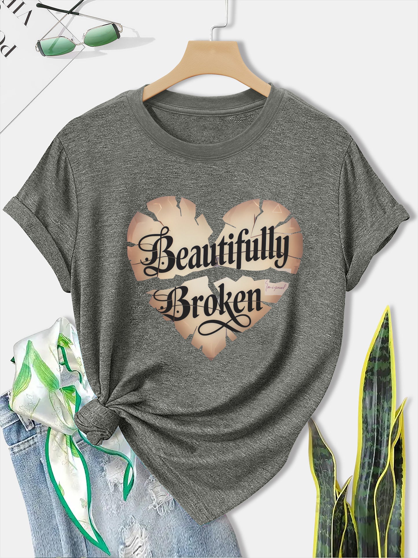 Women'S Olive Green Butterfly & Heart Print "Beautifully Broken" T-Shirt - Casual Streetwear Round Neck Short Sleeve Top, Breathable All-Season Comfort Fit for Gym, Training & Casual Attire with Motivational Slogan Design, Lo