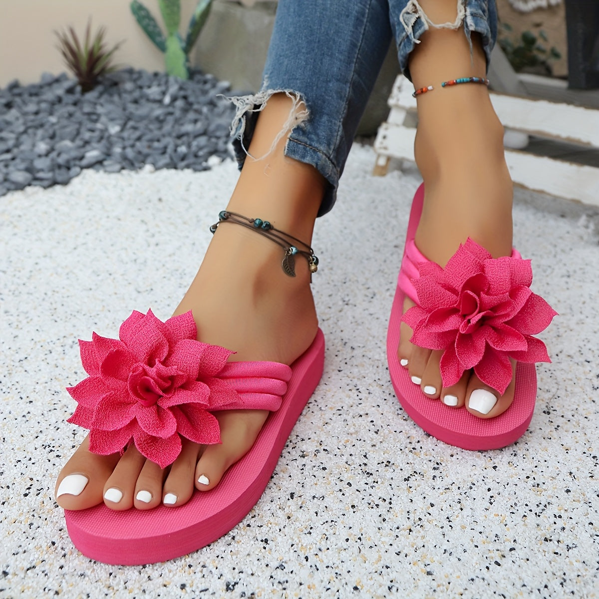 Women'S Plus-Size Floral Slip-Ons - Breathable Fabric with a Pink Flower Design, Comfortable Flat Soles Suitable for Indoor And Outdoor Walking, Home, And Casual Wear.