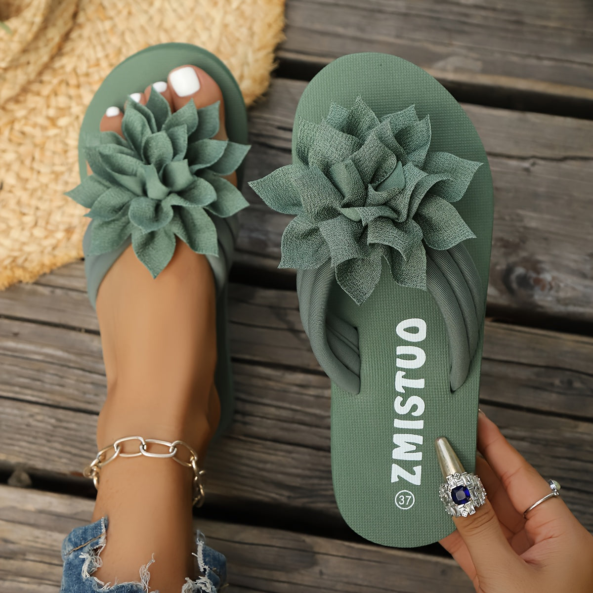Women'S Plus-Size Floral Slip-Ons - Breathable Fabric with a Pink Flower Design, Comfortable Flat Soles Suitable for Indoor And Outdoor Walking, Home, And Casual Wear.