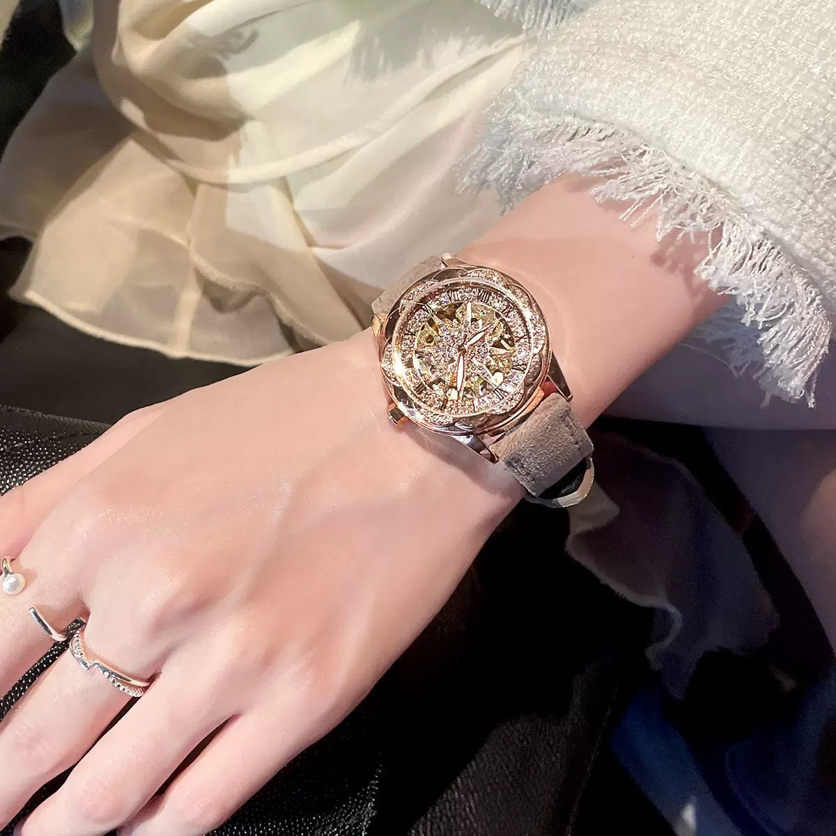Fashionable Women'S Watch with Sunflower Design, Suitable for Swimming And Daily Wear.
