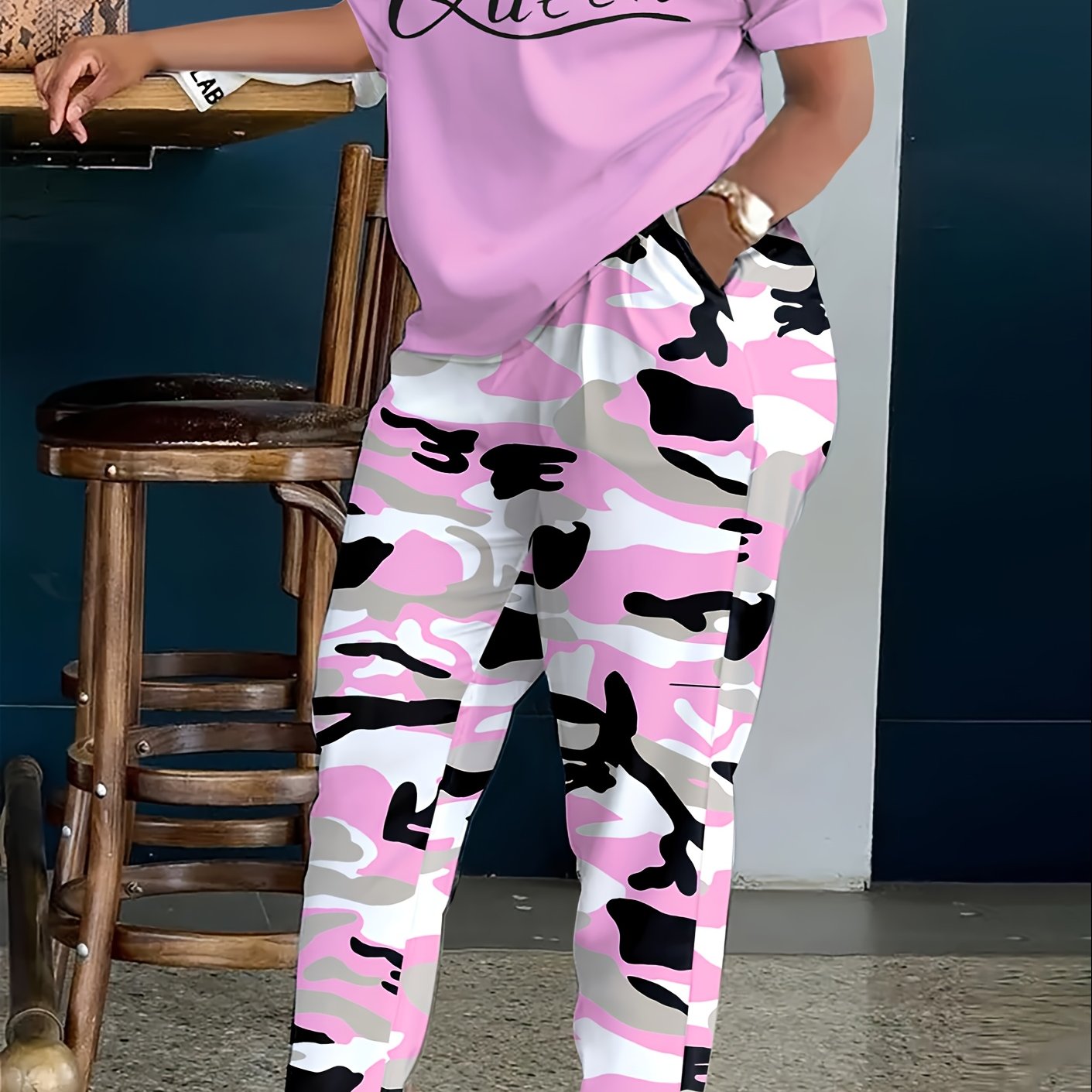 Plus Size Women'S Casual Outfit Featuring a Queen Letter Print Tee And Camouflage Trousers with Pockets - Made from Elastic Polyester Blend, Washable in Machine, Short Sleeves, Crew Neck, Size S