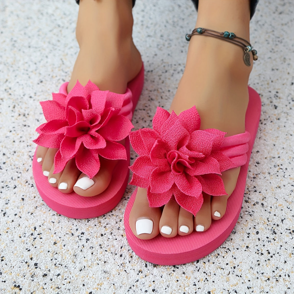Women'S Plus-Size Floral Slip-Ons - Breathable Fabric with a Pink Flower Design, Comfortable Flat Soles Suitable for Indoor And Outdoor Walking, Home, And Casual Wear.
