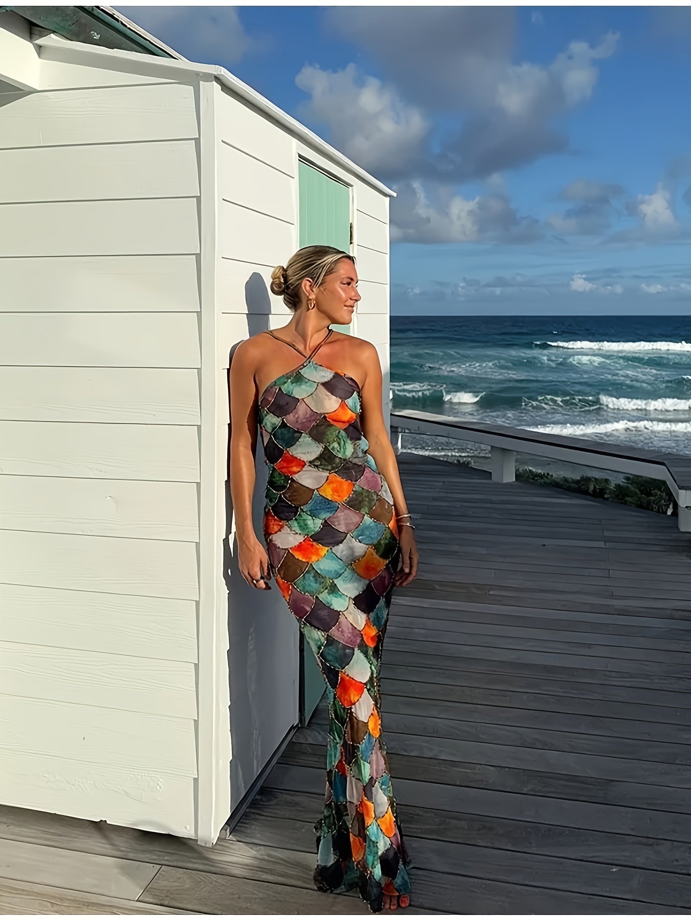 A Bodycon Dress with a Halter Neck Design Inspired by Y2K, Featuring a Glamorous Scale Print, Perfect for Summer Parties, Streetwear, And Beach Outings (Can Be Paired with Heels Or Straw Bags)