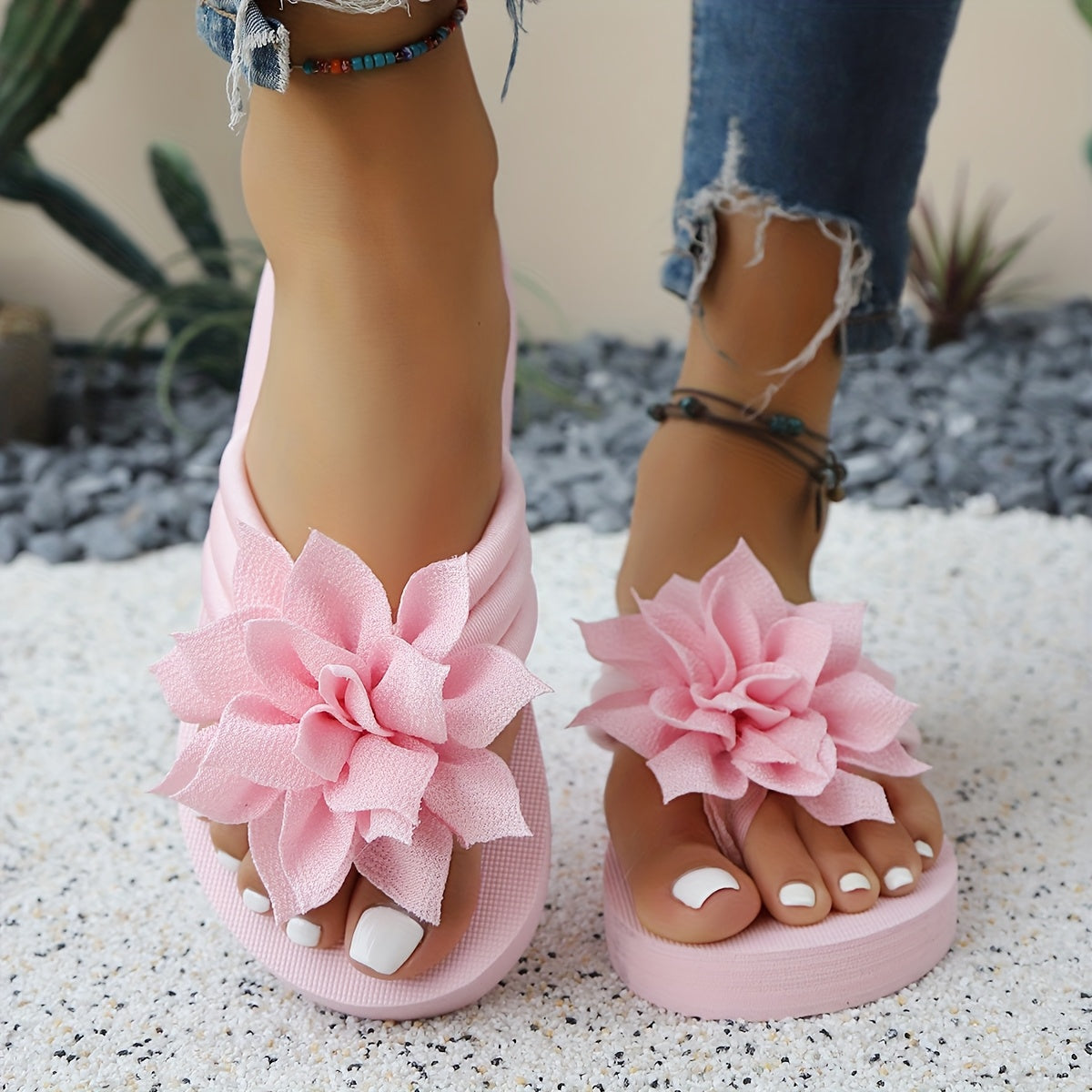 Women'S Plus-Size Floral Slip-Ons - Breathable Fabric with a Pink Flower Design, Comfortable Flat Soles Suitable for Indoor And Outdoor Walking, Home, And Casual Wear.