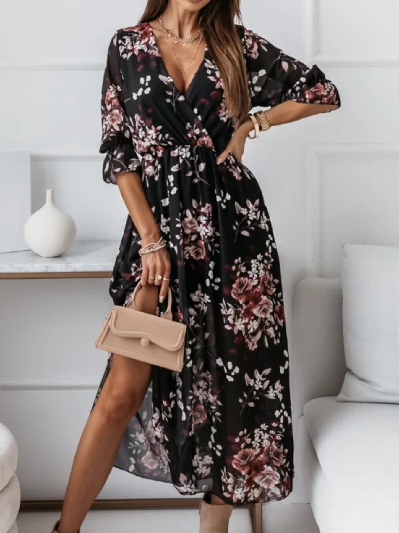 A Printed Dress with a V-Neck, Featuring a Slim Fit And a Side Slit That Brings a Lively Touch. The Elegant V-Neck Enhances Sophistication, While The Slim Design Accentuates The Silhouette. The Printed Elements Add Charm