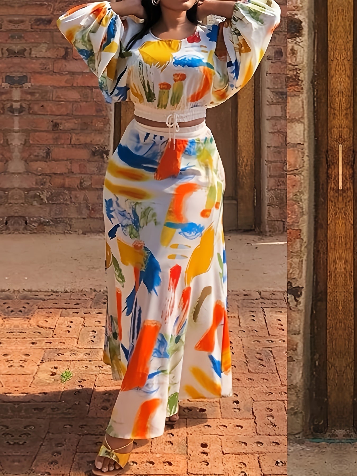 [Floral Shirt & Skirt] A Lady'S Floral Print Vacation-Style Round Neck Three-Quarter Sleeve Shirt Paired with a Skirt.