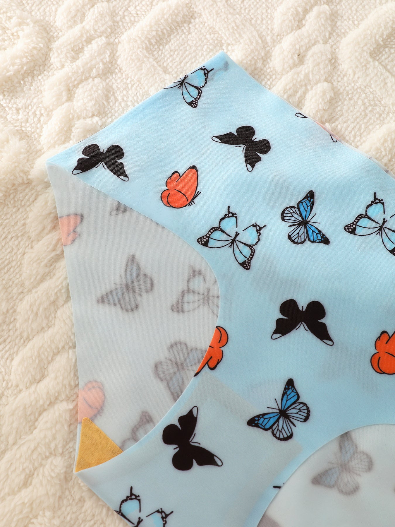 A Set of Butterfly Print Front-Button Women'S Lingerie, Featuring Wide Straps, a Wireless Bra, And Seamless Panties, Soft And Comfortable, Perfect for Everyday Wear in Autumn And Winter.