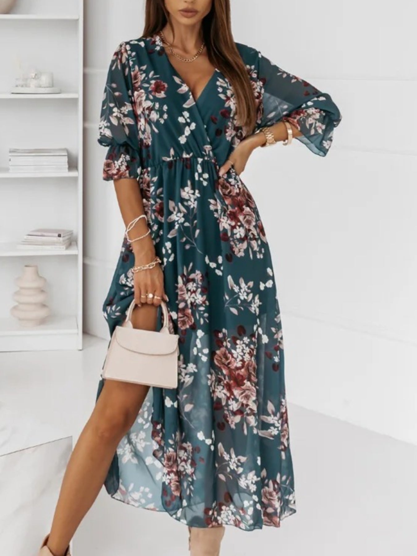 A Printed Dress with a V-Neck, Featuring a Slim Fit And a Side Slit That Brings a Lively Touch. The Elegant V-Neck Enhances Sophistication, While The Slim Design Accentuates The Silhouette. The Printed Elements Add Charm