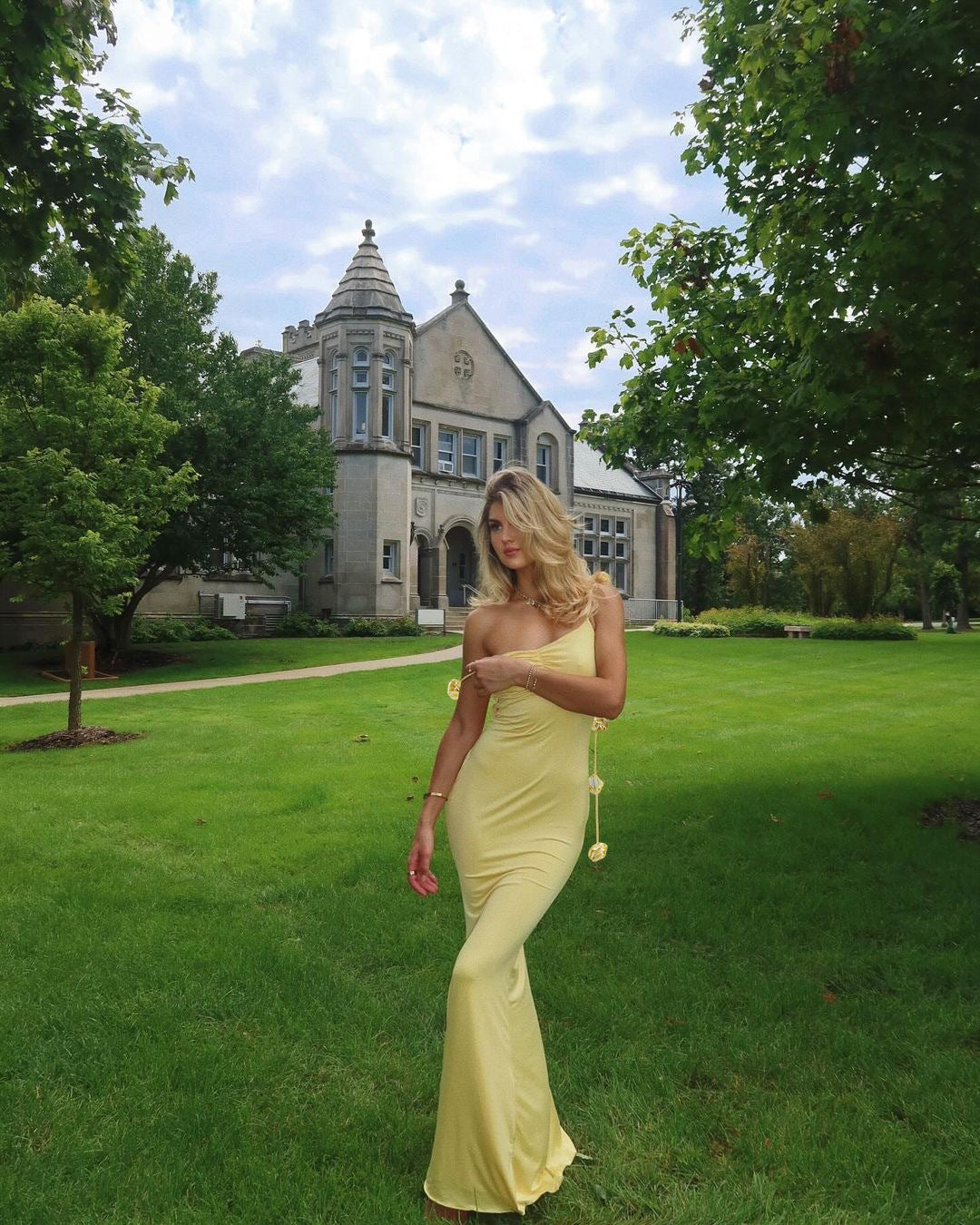 Women's Elegant Backless Evening Gown with 3D Flower Strap - Long Formal Wedding Dress, Prom Dress, Party Dress - Solid Color Round Neck All-Season Hand Washable Dress for Special Occasions