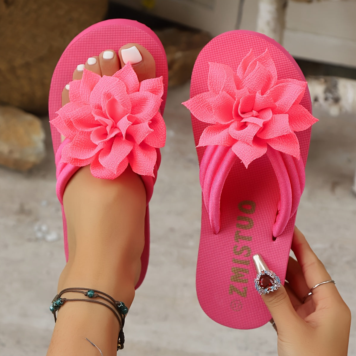 Women'S Plus-Size Floral Slip-Ons - Breathable Fabric with a Pink Flower Design, Comfortable Flat Soles Suitable for Indoor And Outdoor Walking, Home, And Casual Wear.