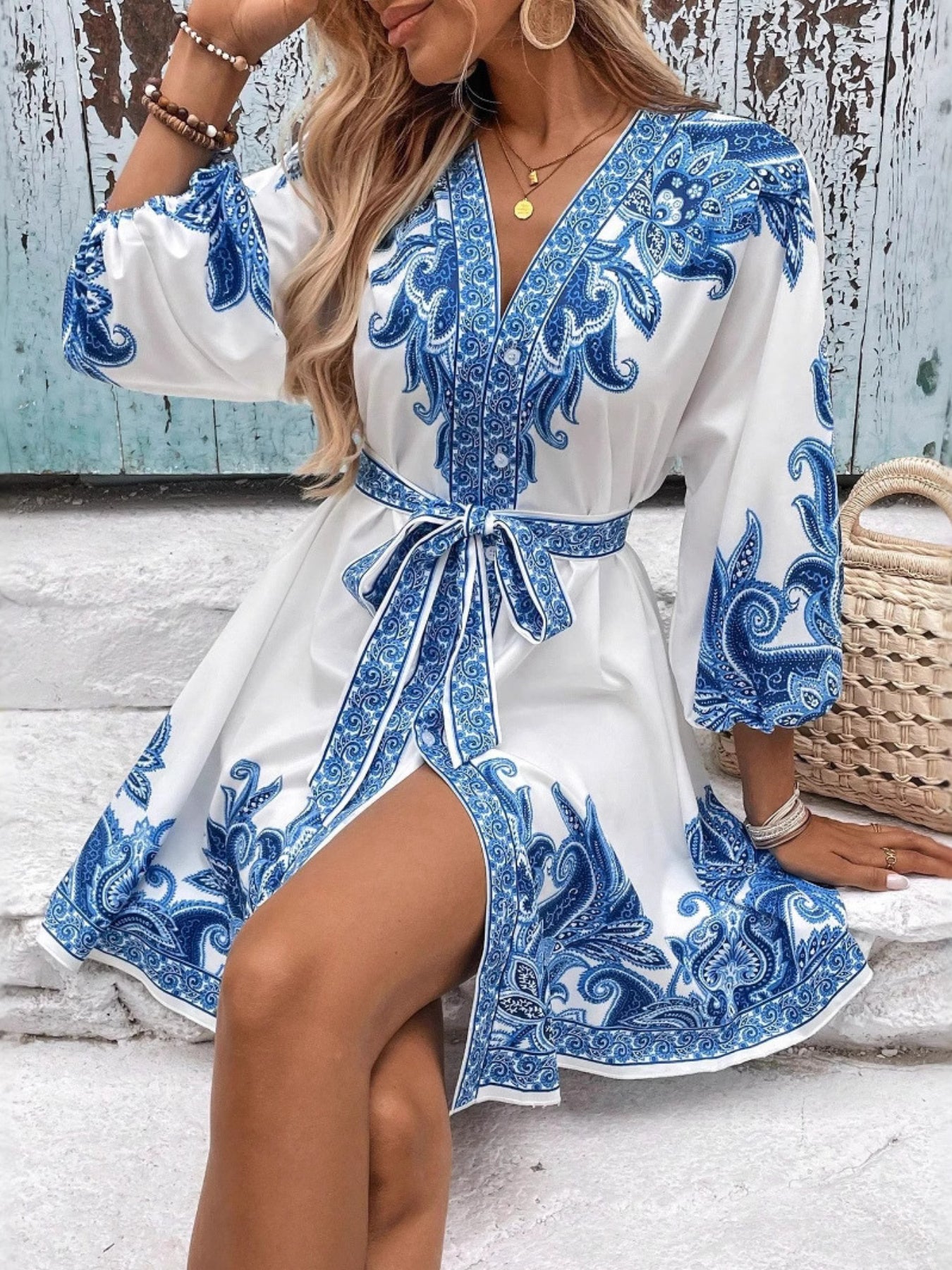 Women's strappy floral casual dress, strappy design exudes vitality, floral prints add romantic charm. Elegant and versatile, suitable for daily occasions, showing fashion sense and comfortable texture.