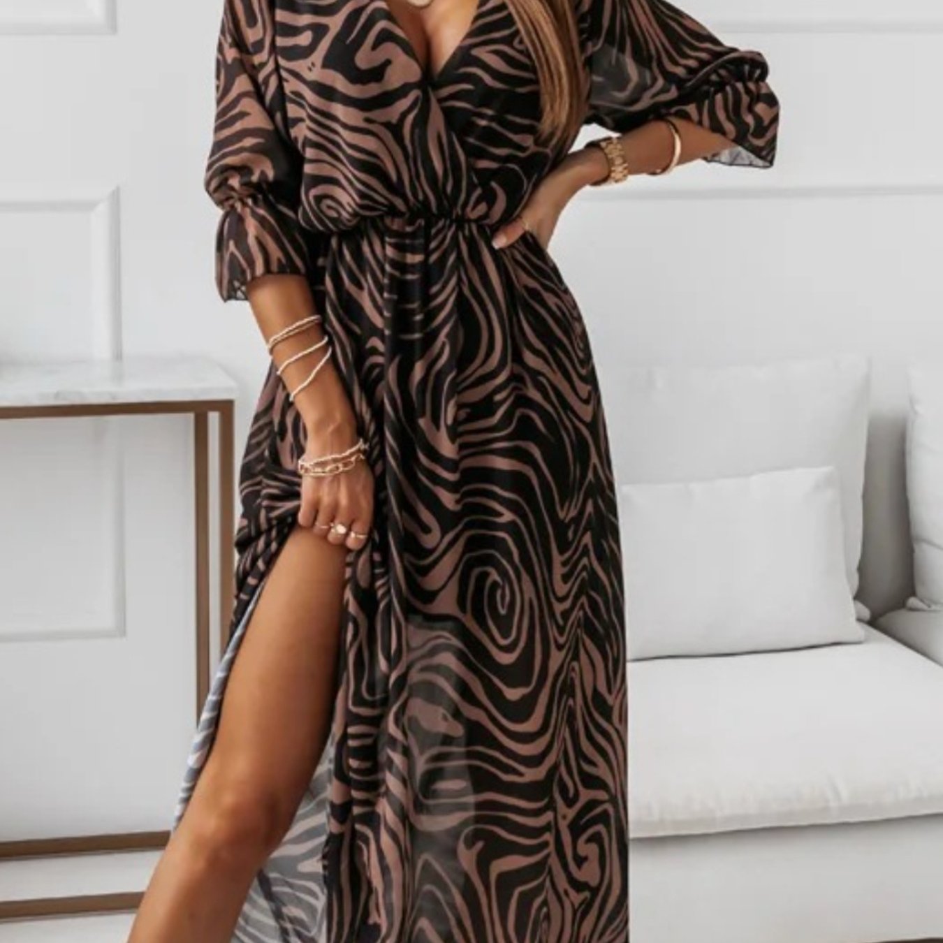 A Printed Dress with a V-Neck, Featuring a Slim Fit And a Side Slit That Brings a Lively Touch. The Elegant V-Neck Enhances Sophistication, While The Slim Design Accentuates The Silhouette. The Printed Elements Add Charm