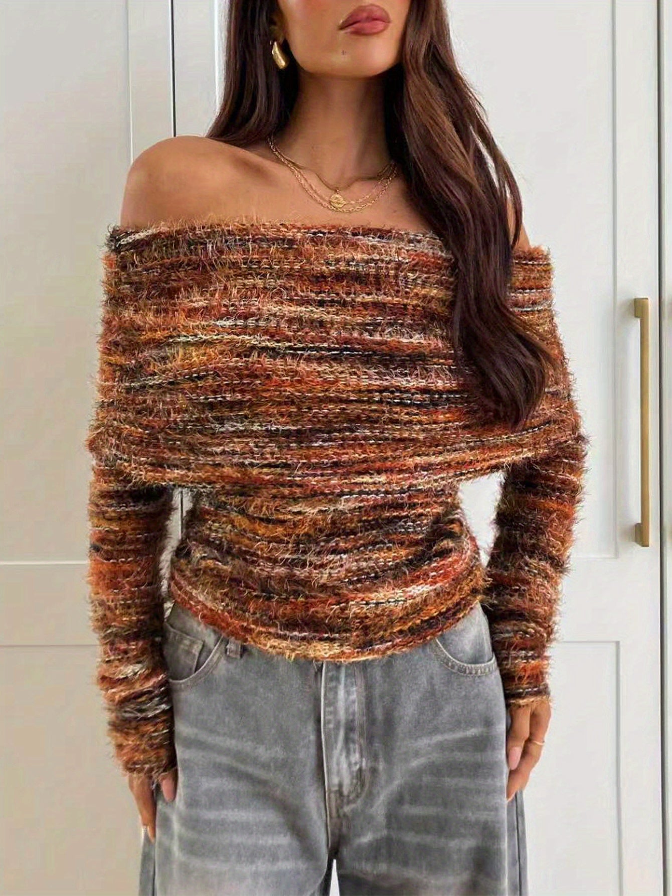 Elegant Long-Sleeve T-Shirt for Women with Off-Shoulder Design And Pleated Details, Perfect for Autumn And Winter Outings.
