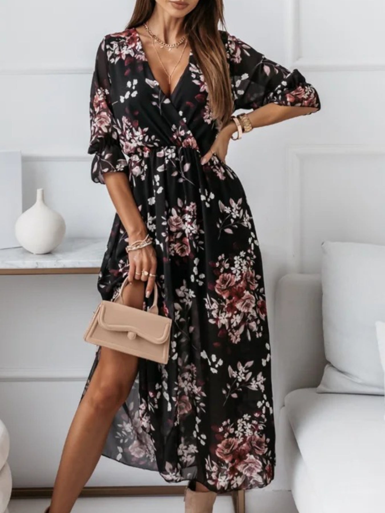 A Printed Dress with a V-Neck, Featuring a Slim Fit And a Side Slit That Brings a Lively Touch. The Elegant V-Neck Enhances Sophistication, While The Slim Design Accentuates The Silhouette. The Printed Elements Add Charm