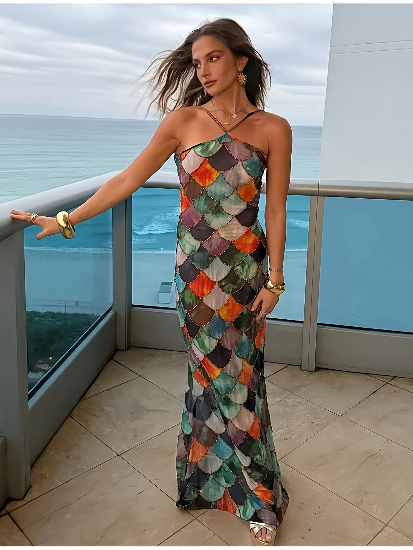A Bodycon Dress with a Halter Neck Design Inspired by Y2K, Featuring a Glamorous Scale Print, Perfect for Summer Parties, Streetwear, And Beach Outings (Can Be Paired with Heels Or Straw Bags)
