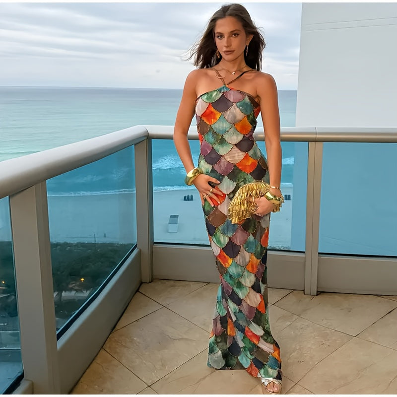 A Bodycon Dress with a Halter Neck Design Inspired by Y2K, Featuring a Glamorous Scale Print, Perfect for Summer Parties, Streetwear, And Beach Outings (Can Be Paired with Heels Or Straw Bags)