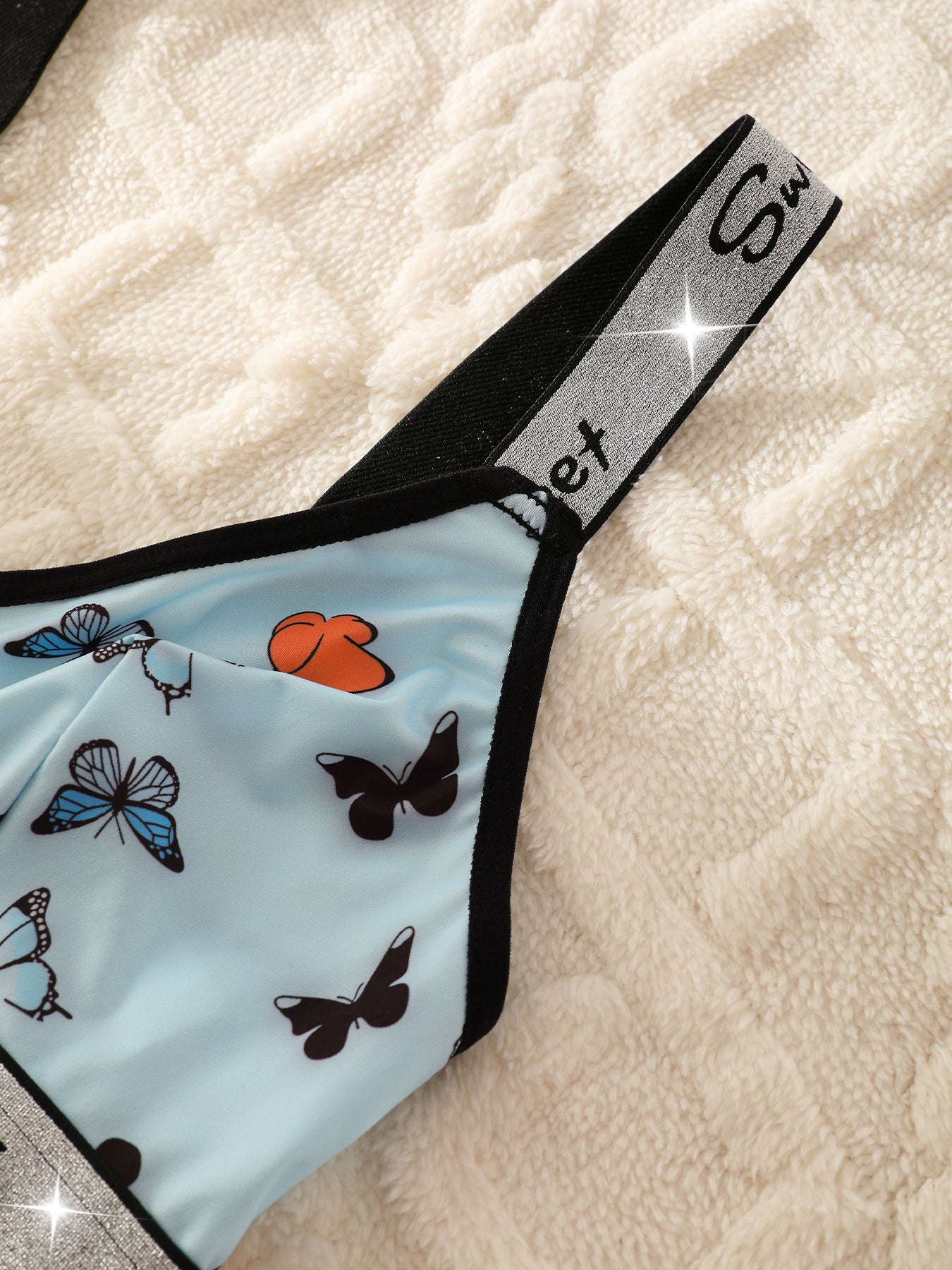 A Set of Butterfly Print Front-Button Women'S Lingerie, Featuring Wide Straps, a Wireless Bra, And Seamless Panties, Soft And Comfortable, Perfect for Everyday Wear in Autumn And Winter.
