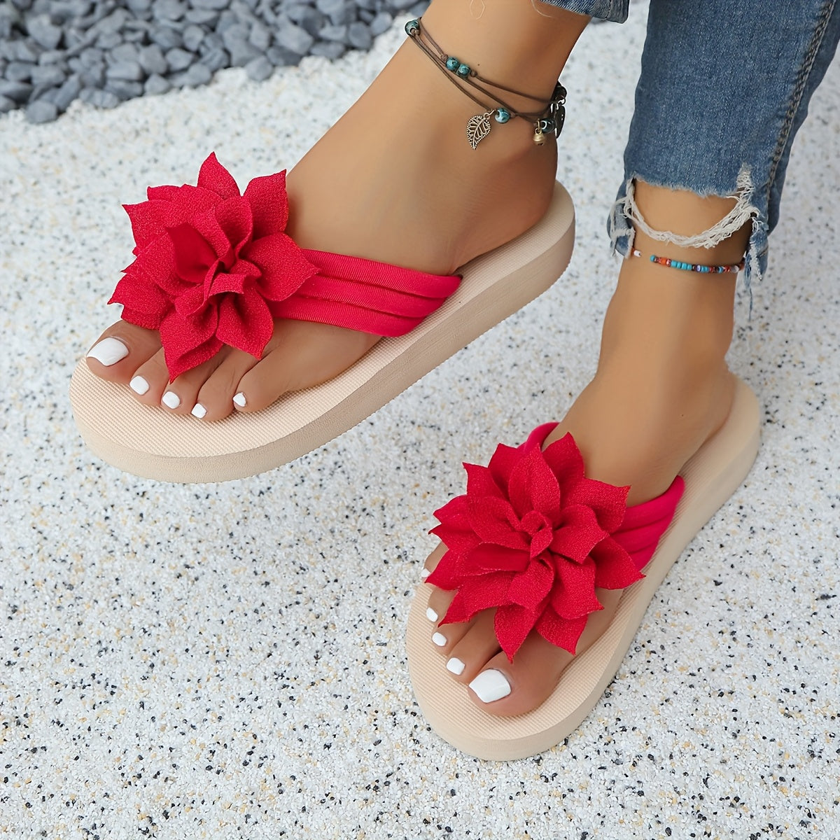 Women'S Plus-Size Floral Slip-Ons - Breathable Fabric with a Pink Flower Design, Comfortable Flat Soles Suitable for Indoor And Outdoor Walking, Home, And Casual Wear.