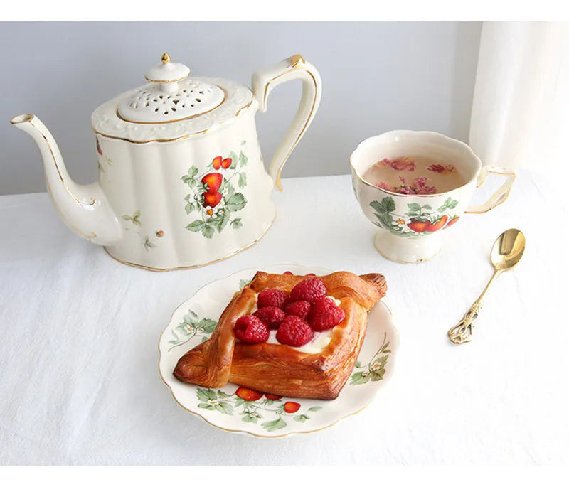French Retro Teapot Coffee Cup Set Gold Edge Cup Saucer Strawberry Flower Big Teacup English Afternoon Tea Restaurant Bar Cafe