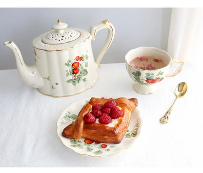 French Retro Teapot Coffee Cup Set Gold Edge Cup Saucer Strawberry Flower Big Teacup English Afternoon Tea Restaurant Bar Cafe