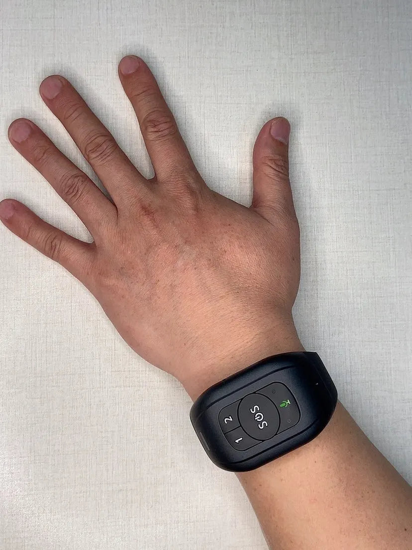 V48 Emergency Elderly Fall Detection Wristband SOS Button 4G GSM GPRS GPS GPS Elder Tracker Smart Watch for Elderly  Health