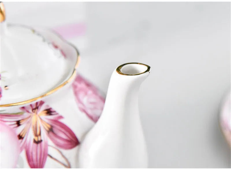 900ML European Bone China Teapot English Afternoon Tea Set Teapot High-Grade Porcelain Coffee Pot Heat Resistant Kettle Pot