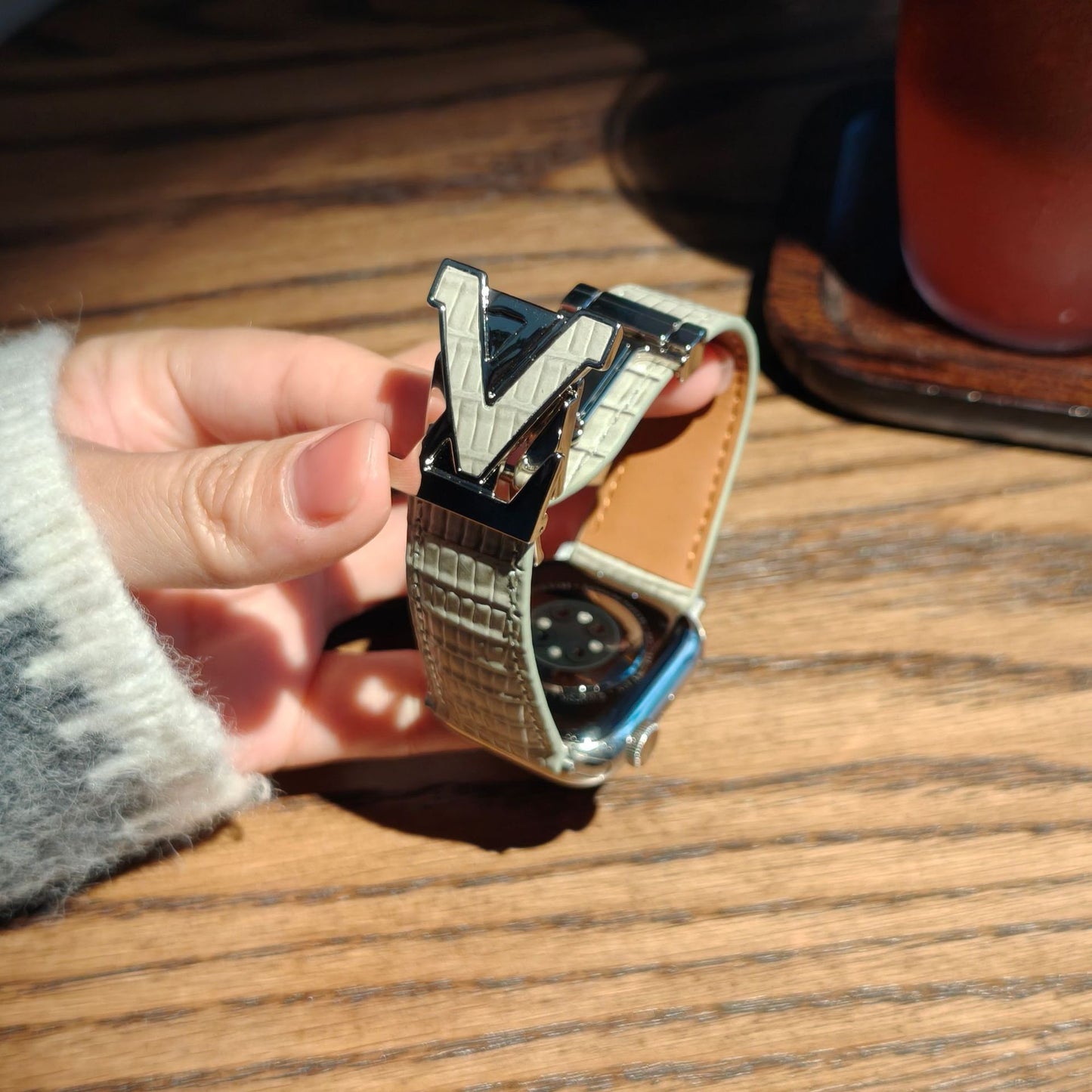 Suitable for Apple Watch 678910 Generation V-Shaped Magnetic Buckle Strap iWatch S11 Lizard Pattern Plaid Leather Wristband
