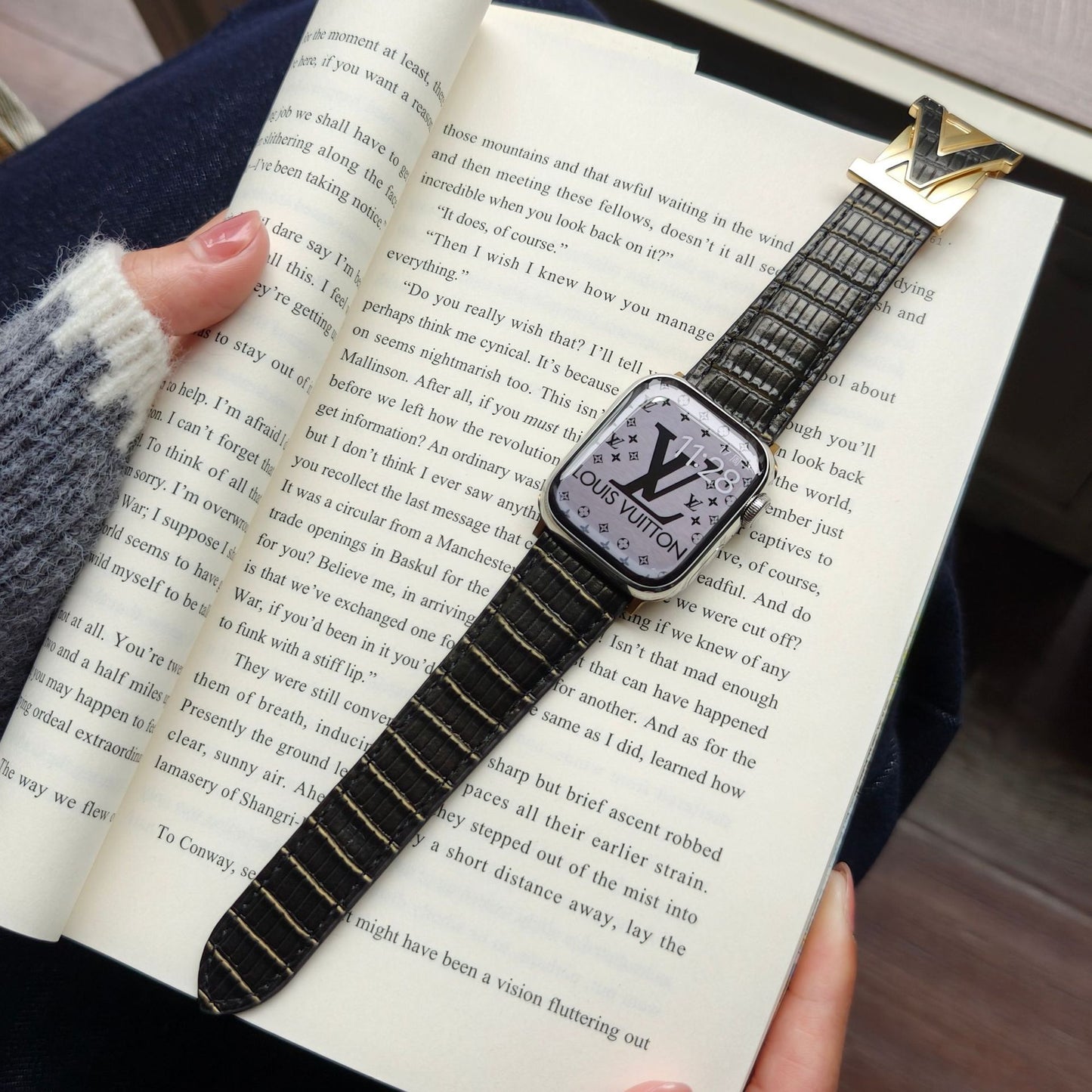 Suitable for Apple Watch 678910 Generation V-Shaped Magnetic Buckle Strap iWatch S11 Lizard Pattern Plaid Leather Wristband