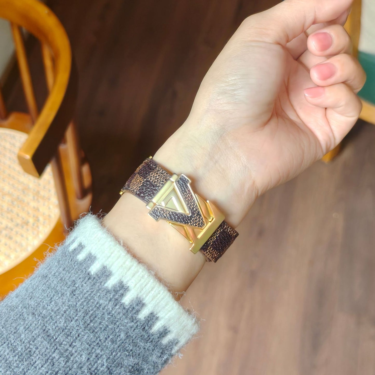 Suitable for Apple Watch 678910 Generation V-Shaped Magnetic Buckle Strap iWatch S11 Lizard Pattern Plaid Leather Wristband