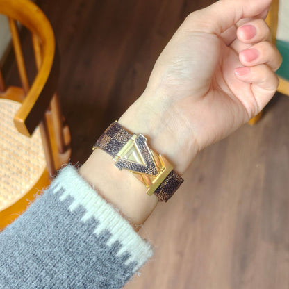 Suitable for Apple Watch 678910 Generation V-Shaped Magnetic Buckle Strap iWatch S11 Lizard Pattern Plaid Leather Wristband