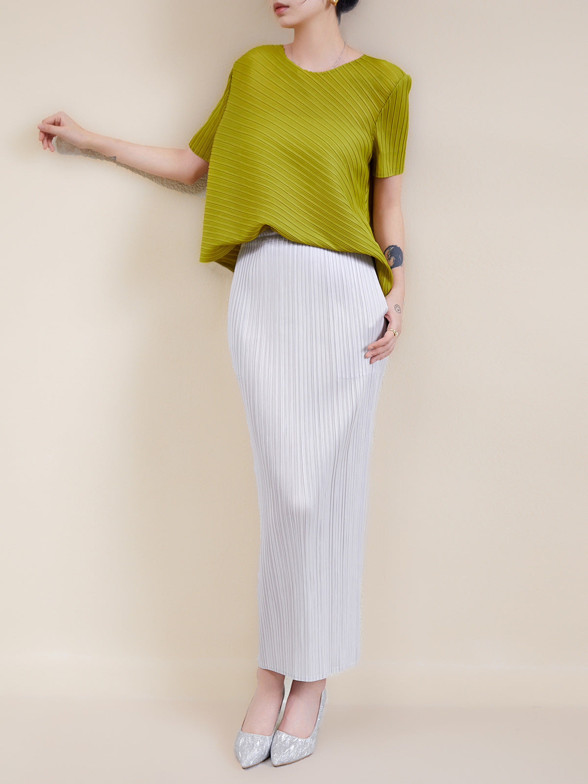 Miyake Simple Solid Color Skirt 2024 Spring and Summer New Pleated Straight Skirt Slimming Look Covering the Crotch Work Clothing Style Hip Skirt