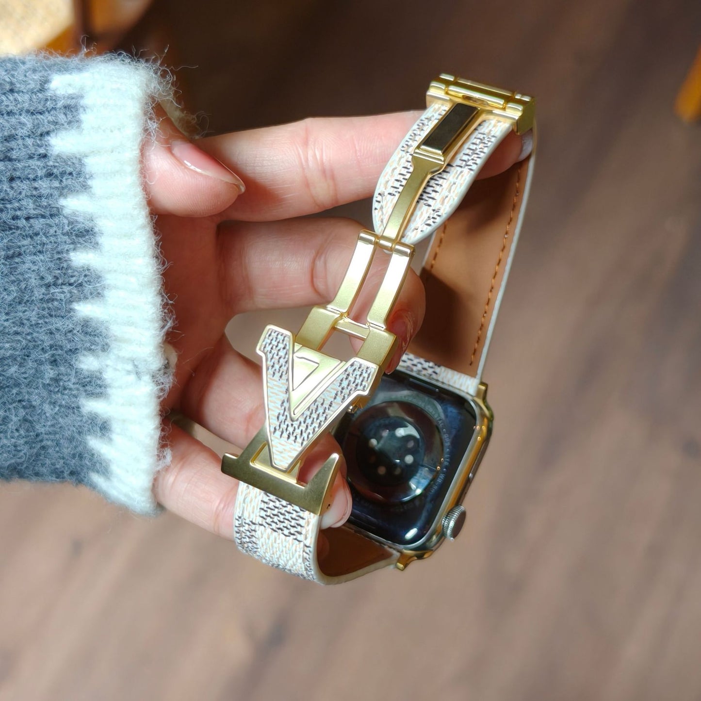 Suitable for Apple Watch 678910 Generation V-Shaped Magnetic Buckle Strap iWatch S11 Lizard Pattern Plaid Leather Wristband