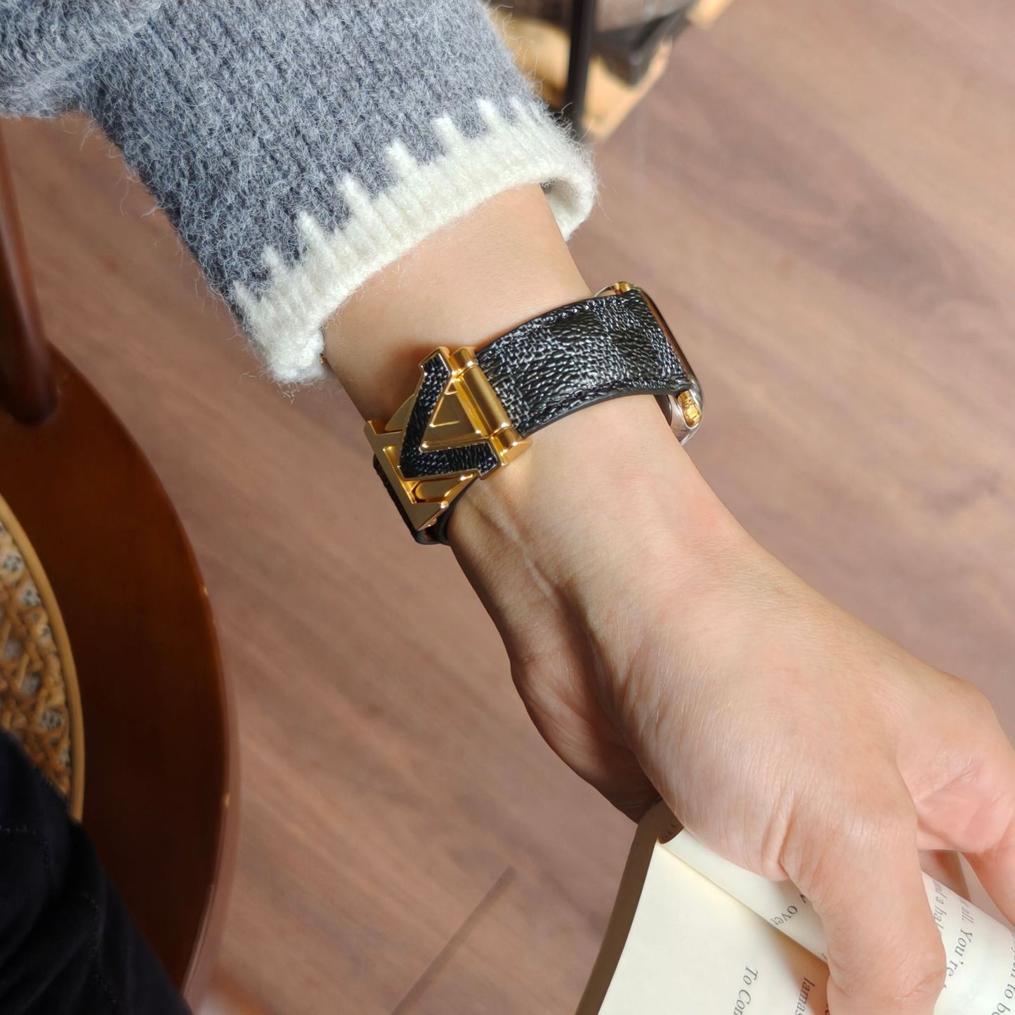 Suitable for Apple Watch 678910 Generation V-Shaped Magnetic Buckle Strap iWatch S11 Lizard Pattern Plaid Leather Wristband