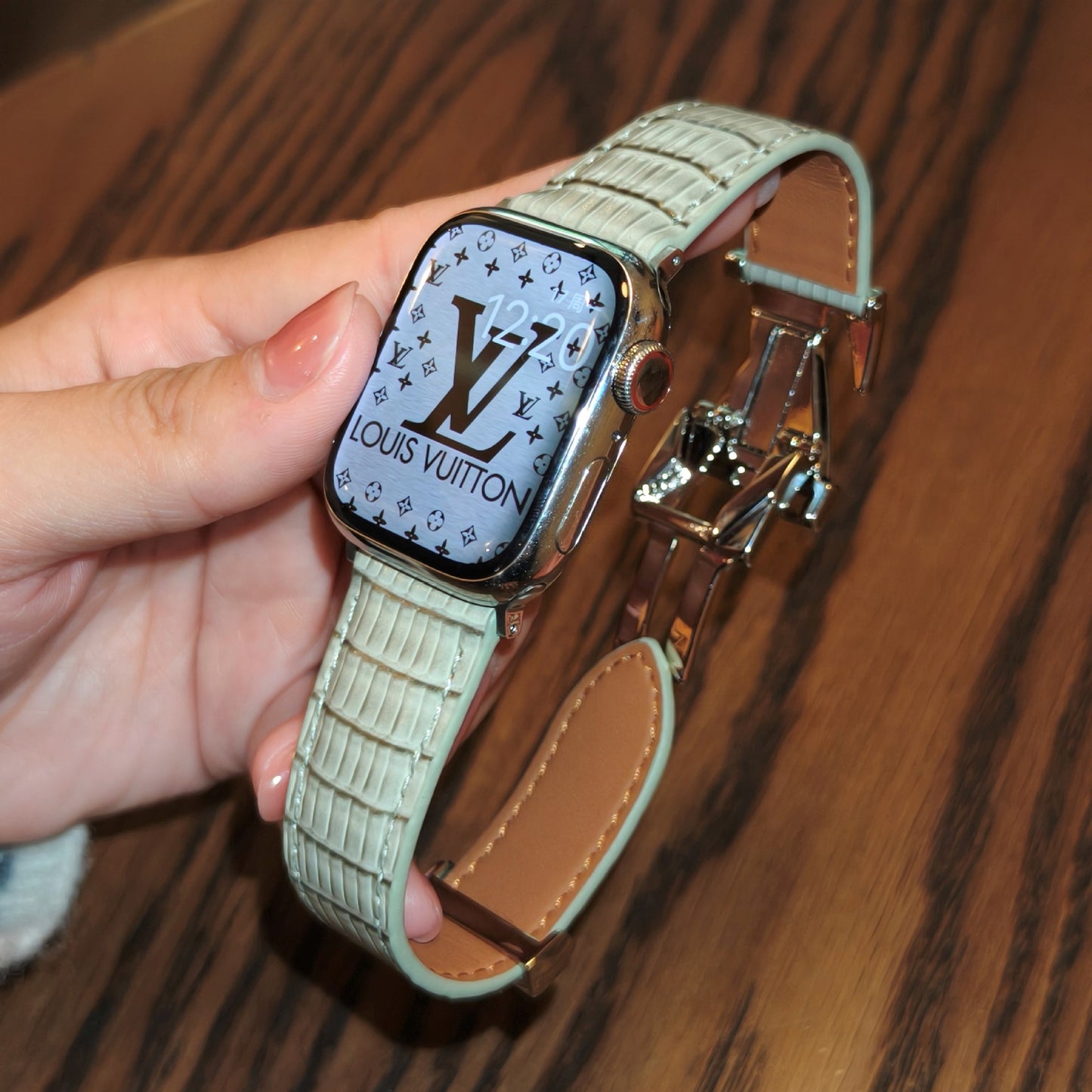 Suitable for Apple Watch 678910 Generation V-Shaped Magnetic Buckle Strap iWatch S11 Lizard Pattern Plaid Leather Wristband