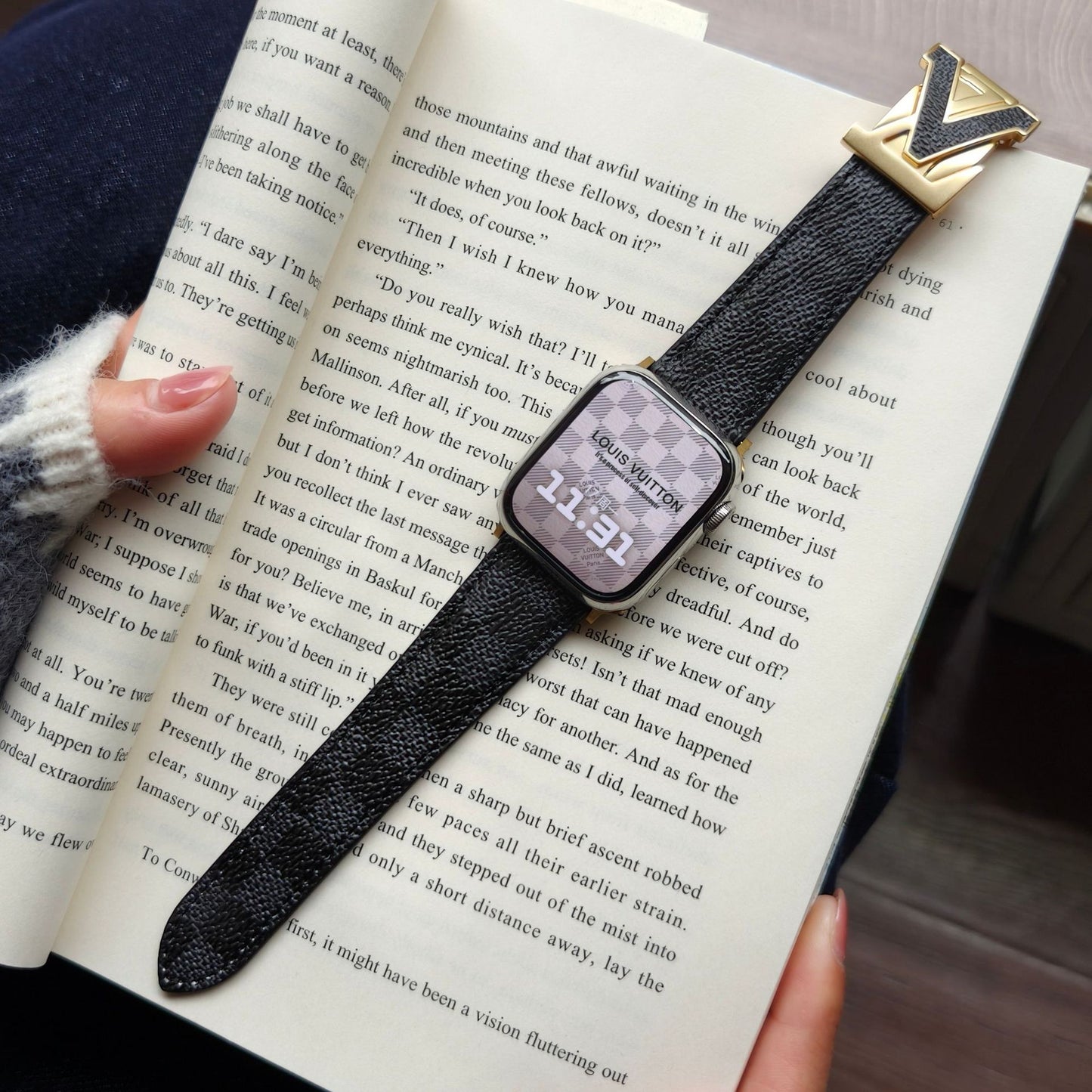 Suitable for Apple Watch 678910 Generation V-Shaped Magnetic Buckle Strap iWatch S11 Lizard Pattern Plaid Leather Wristband