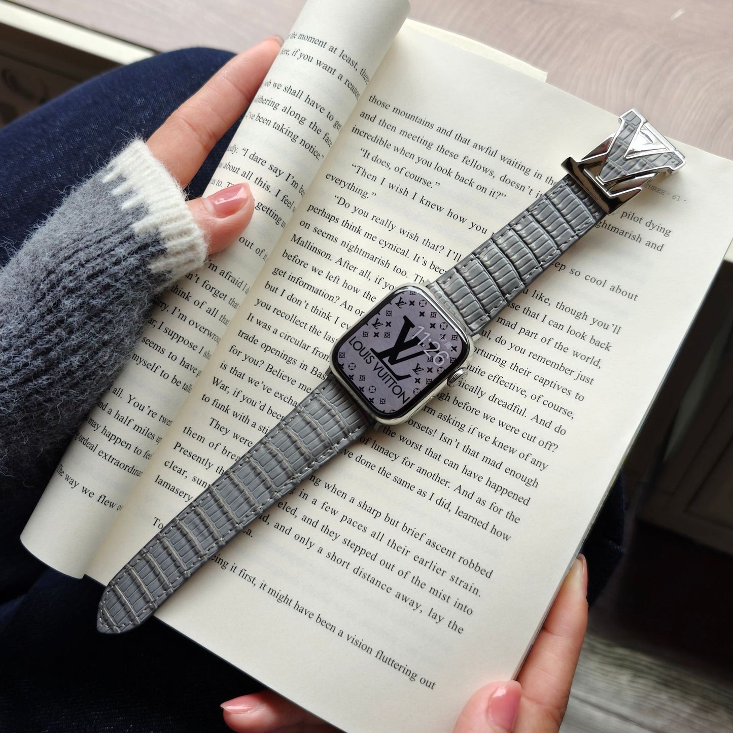 Suitable for Apple Watch 678910 Generation V-Shaped Magnetic Buckle Strap iWatch S11 Lizard Pattern Plaid Leather Wristband
