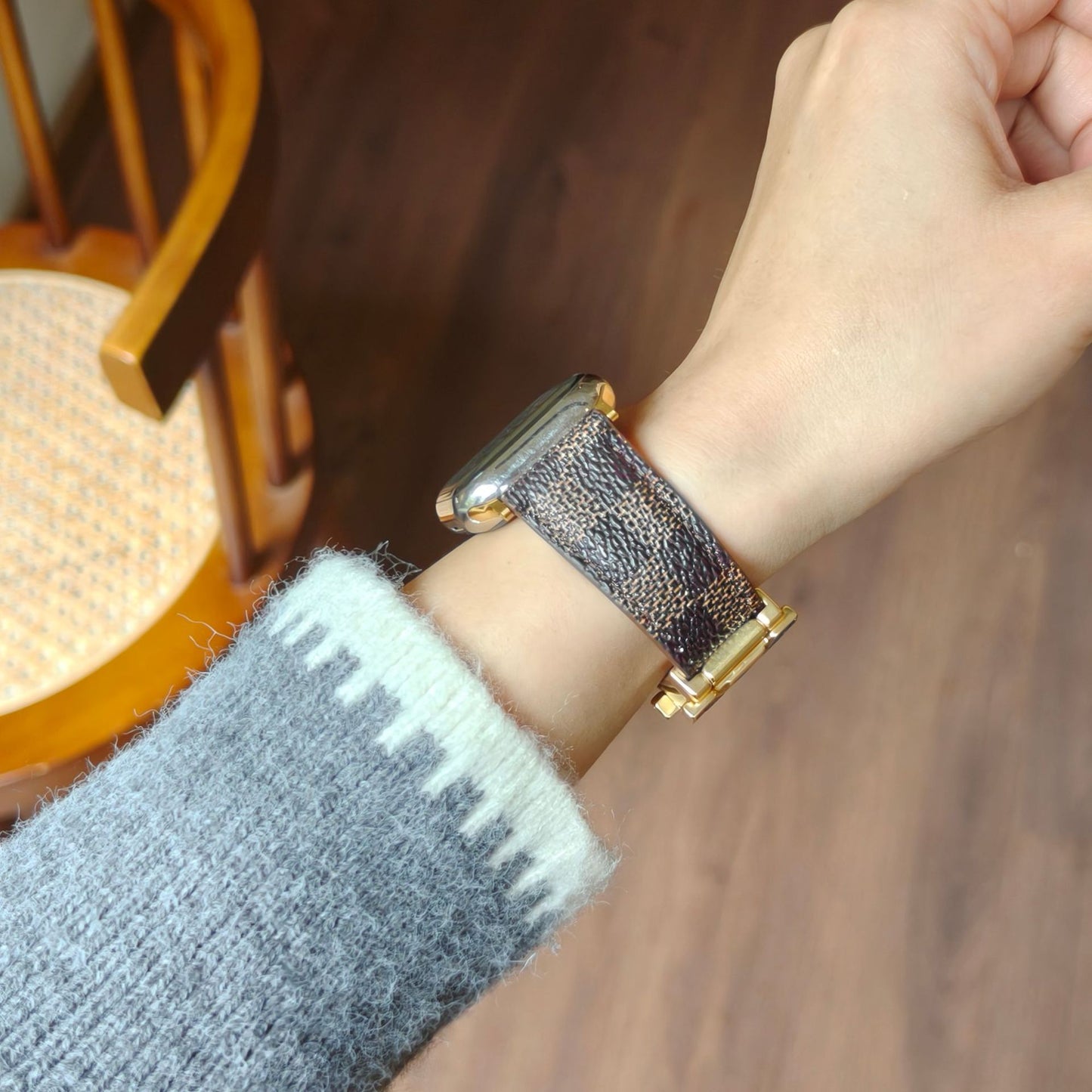 Suitable for Apple Watch 678910 Generation V-Shaped Magnetic Buckle Strap iWatch S11 Lizard Pattern Plaid Leather Wristband