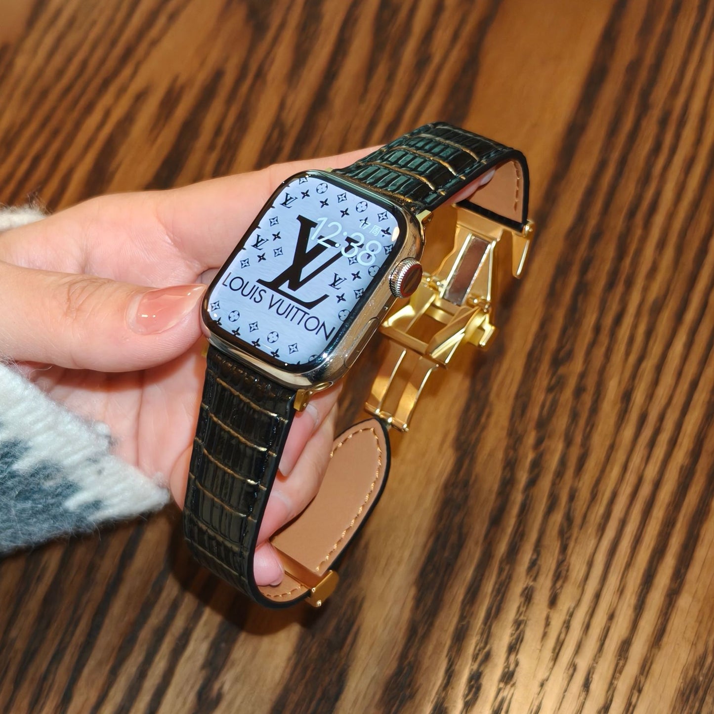 Suitable for Apple Watch 678910 Generation V-Shaped Magnetic Buckle Strap iWatch S11 Lizard Pattern Plaid Leather Wristband