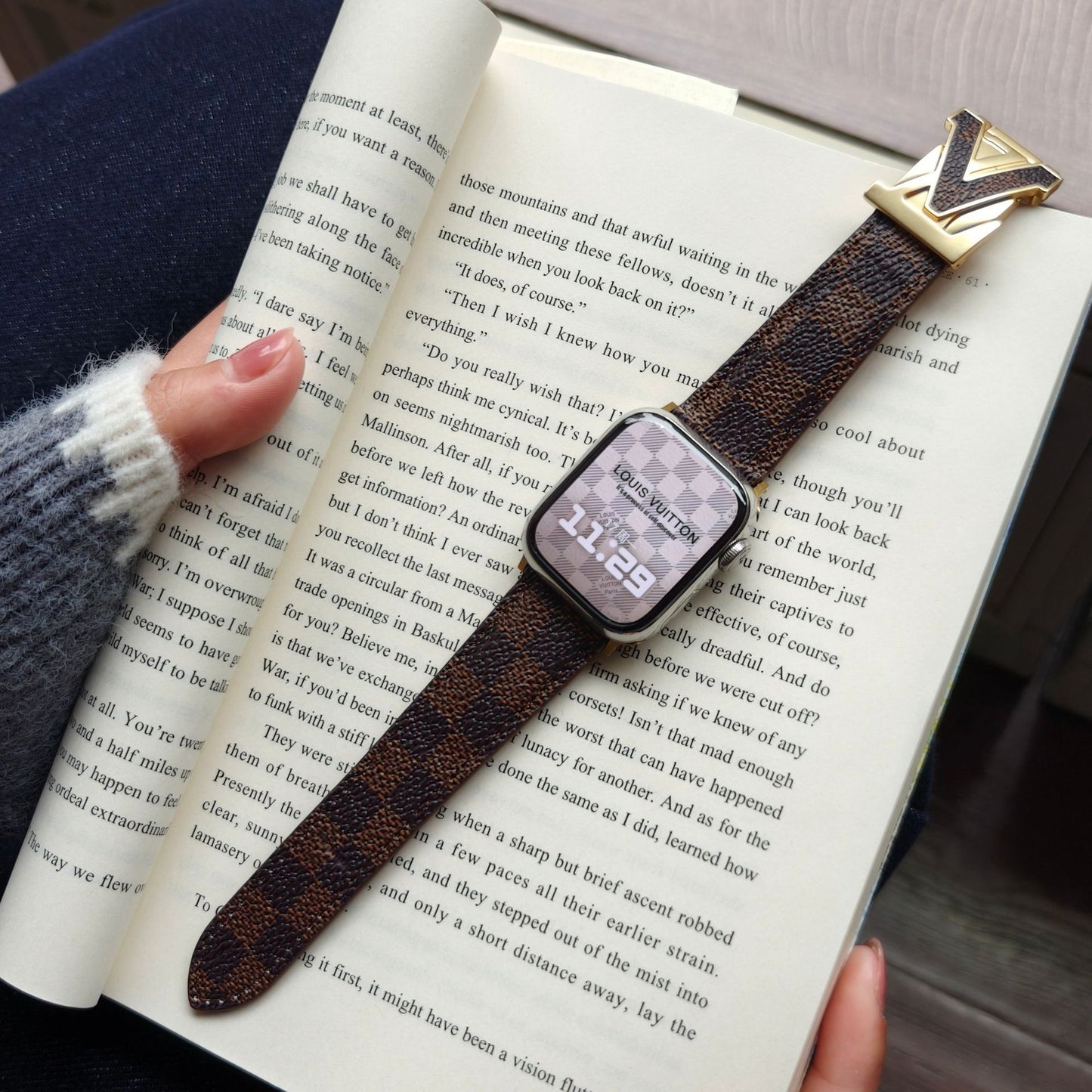 Suitable for Apple Watch 678910 Generation V-Shaped Magnetic Buckle Strap iWatch S11 Lizard Pattern Plaid Leather Wristband
