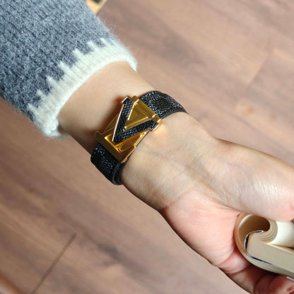 Suitable for Apple Watch 678910 Generation V-Shaped Magnetic Buckle Strap iWatch S11 Lizard Pattern Plaid Leather Wristband