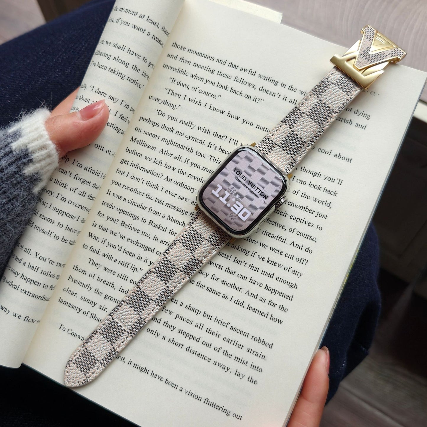 Suitable for Apple Watch 678910 Generation V-Shaped Magnetic Buckle Strap iWatch S11 Lizard Pattern Plaid Leather Wristband