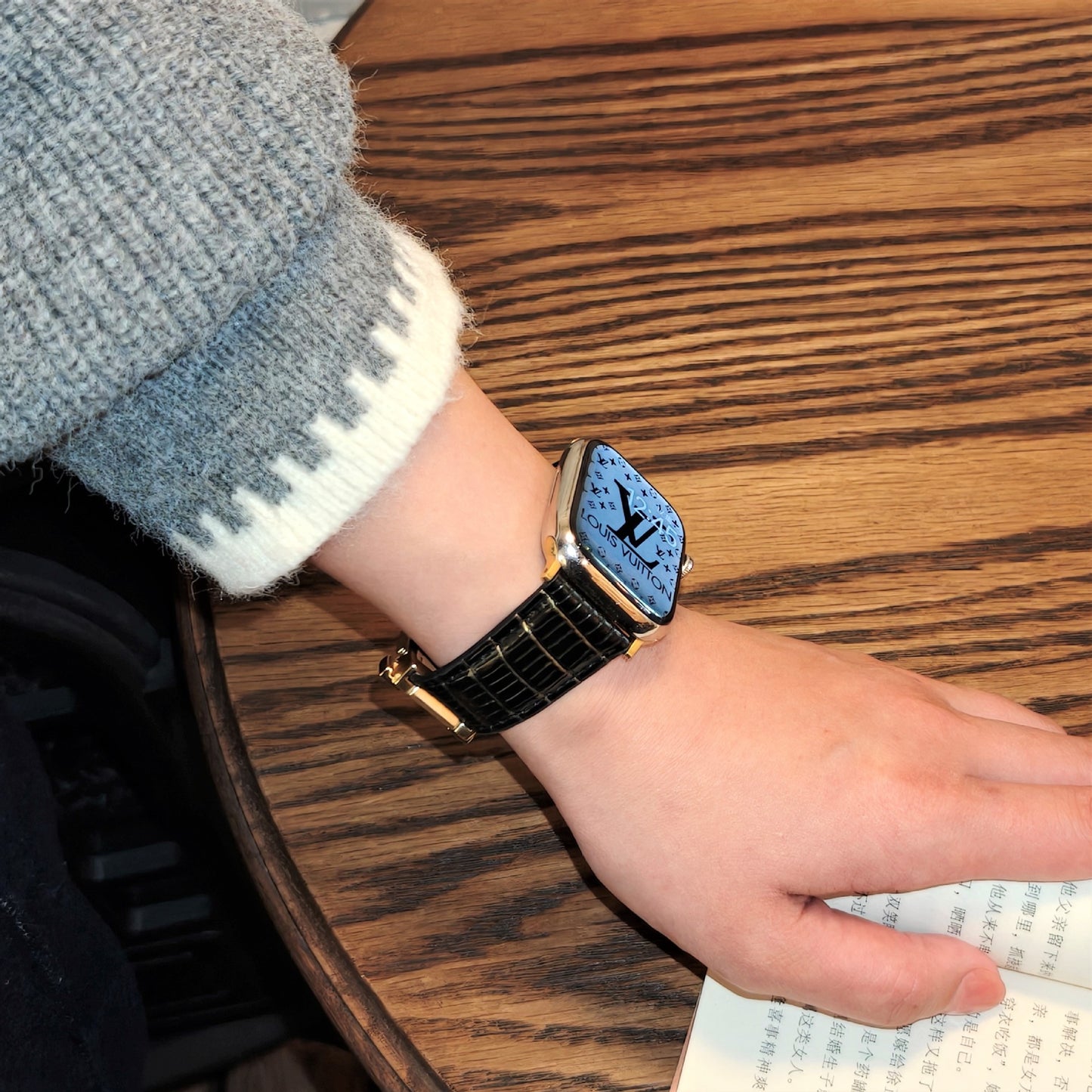 Suitable for Apple Watch 678910 Generation V-Shaped Magnetic Buckle Strap iWatch S11 Lizard Pattern Plaid Leather Wristband