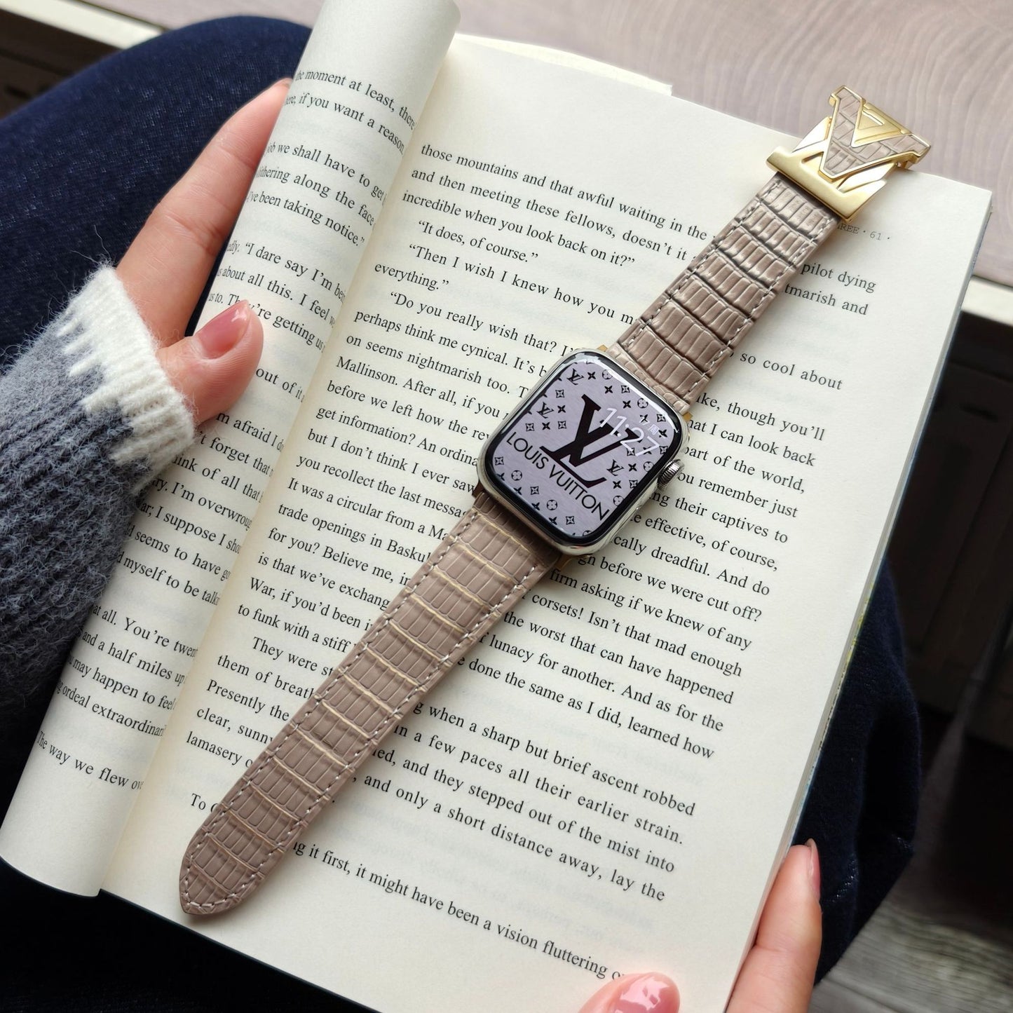 Suitable for Apple Watch 678910 Generation V-Shaped Magnetic Buckle Strap iWatch S11 Lizard Pattern Plaid Leather Wristband