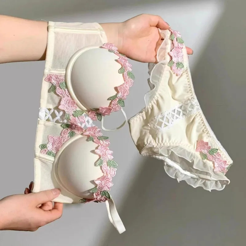 MOYISU Victorian Lingerie Set - Delicate Cream Bralette with Floral Stitch, Retro Sweetheart Neckline for Petite Bust Elegance